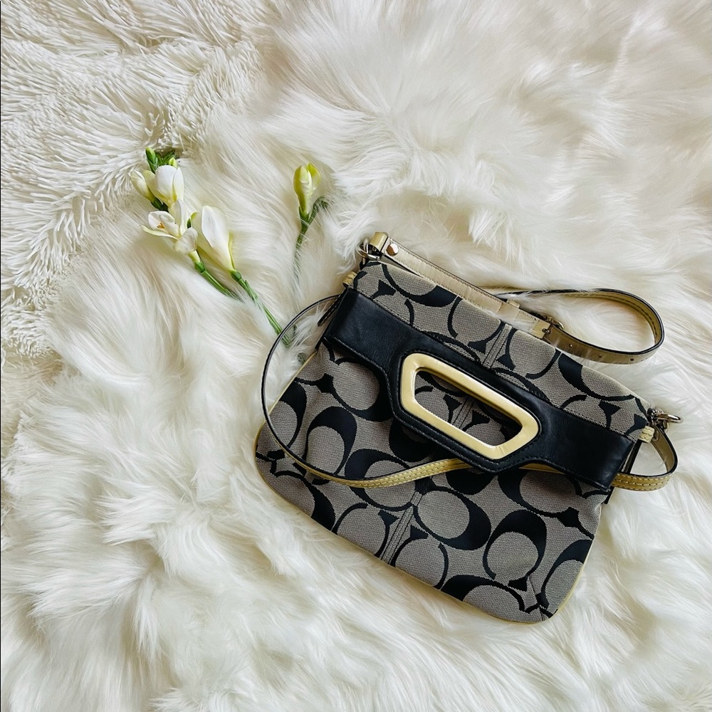 Coach Women’s Crossbody. Folded Top. Great style. Good condition.